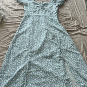 Somrig klänning  - Använd få tal gånger Bra skick 