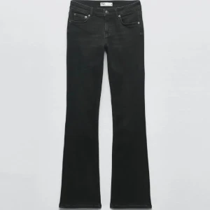 Zara lågmidjade bootcut jeans - Säljer dessa då jag aldrig andvänt dem. Köpta på plick men passade inte mig.  Strl 38 men passar 36. Lite slitna men inget som syns.  Pris kan diskuteras💓  Nypris 399