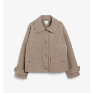 Beige kappa - Jätte fin kappa, ca 6 månader gammal. Inga skavanker, den är som ny och passar perfekt nu till våren😊