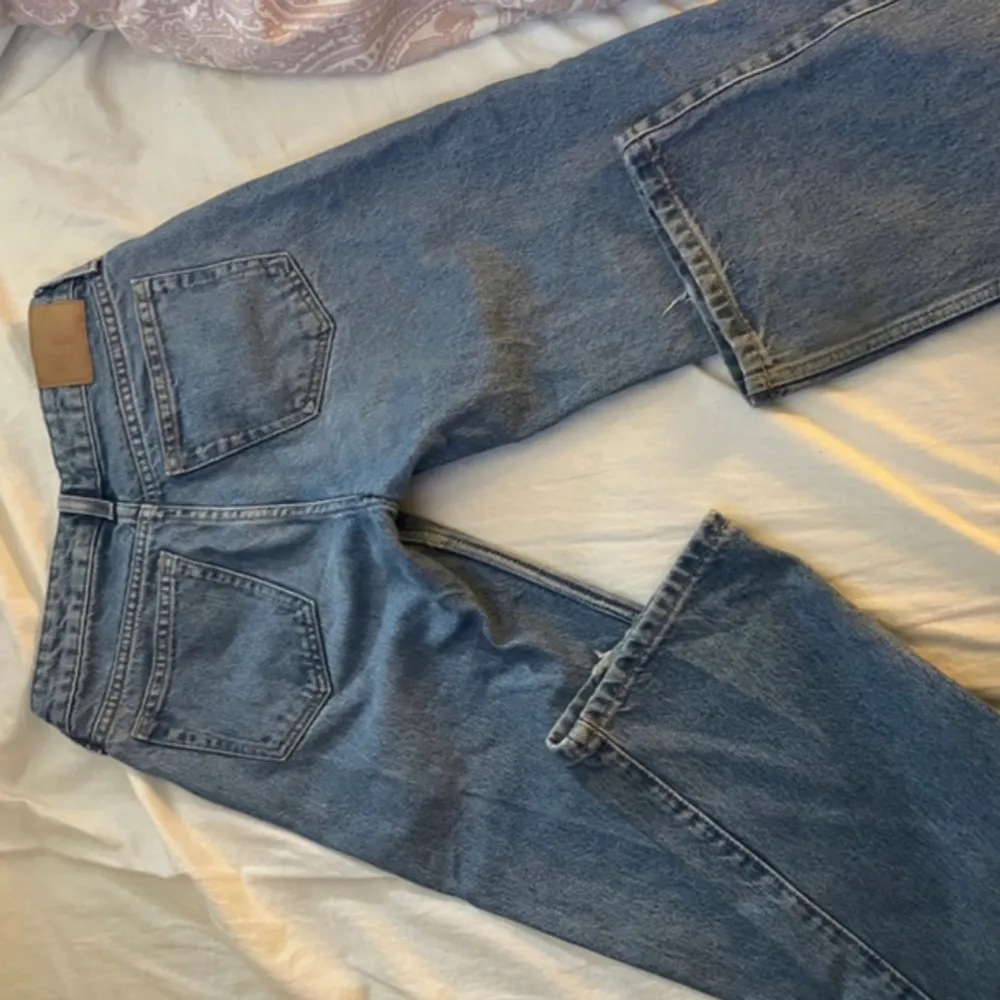 Säljer mina fina weekday jeans i fint skick. Dem är i modellen Arrow low, dem är lågmidjade och straight i passform ny pris 590.. Jeans & Byxor.