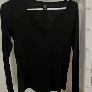 Tröja  - Vanlig tröja med v- urringning 