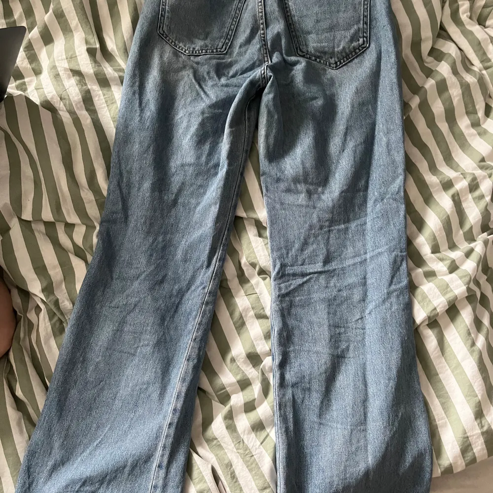 Blåa raka jeans från stradivarius i storlek 38. Använda men väl omhändertagna. . Jeans & Byxor.