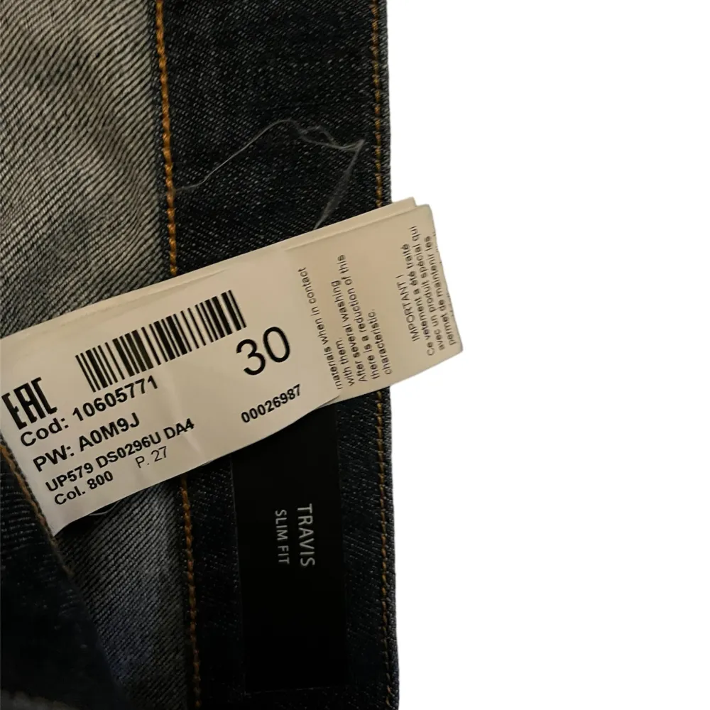 Dondup Travis Slim fit jeans i färgen mörkblå. Storlek 30. Aldrig använda. Nypris 3700. Jeans & Byxor.