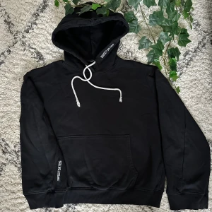 Sweet SKTBS Hoodie - En fin sweet skateboard hoodie som jag nu säljer pga att den inte kommer till användning. Den har en boxie crop fit som är väldigt trendigt. Priset på varan kan diskuteras och köparen står för frakt📦 