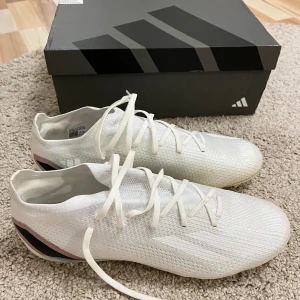 Fotbollsskor  - Vita adidas fotbollsskor 