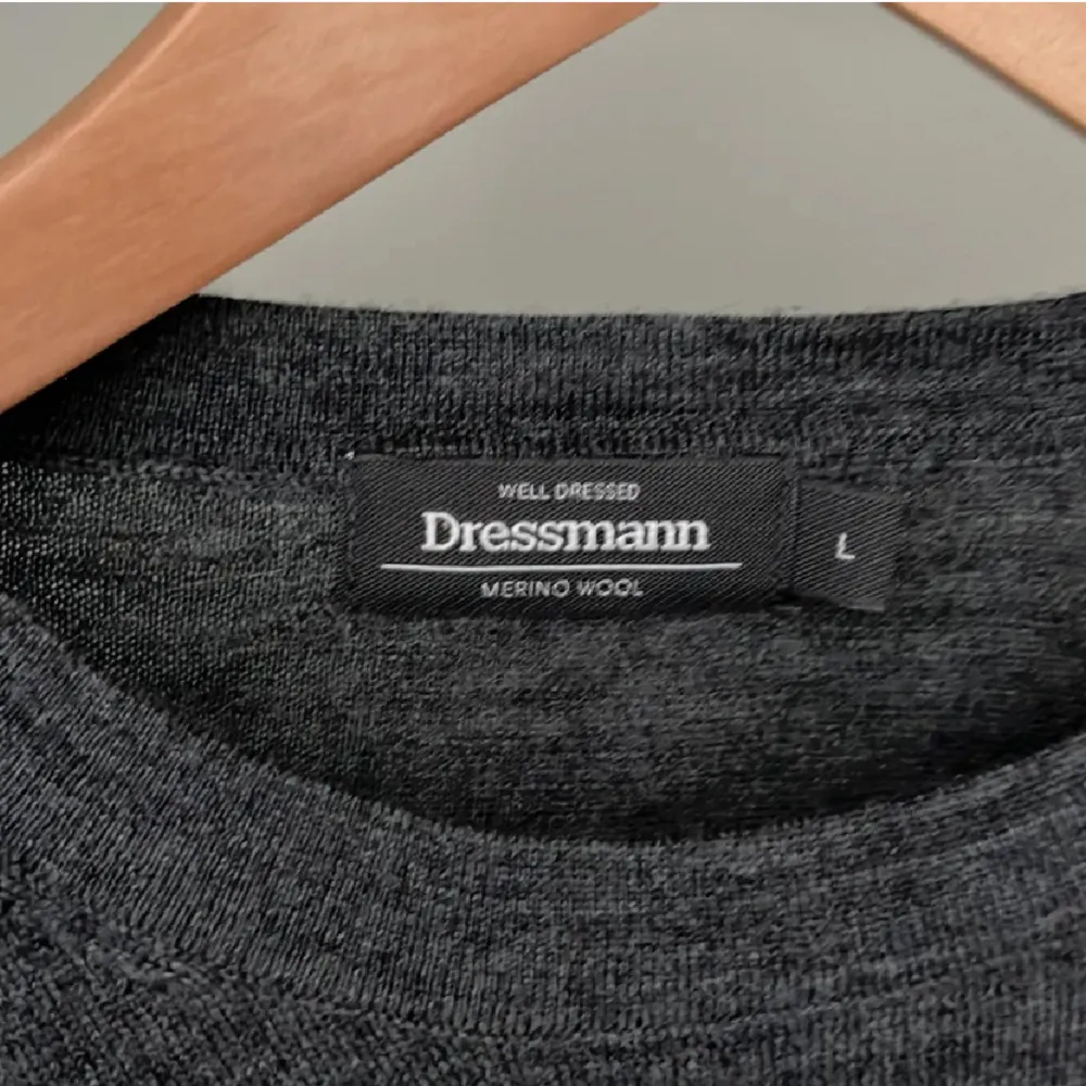 Säljer denna riktigt fina Dressman merino ull crewnecken. Storlek L skick 9/10 knappast använd. Hör av dig vid mer frågor!. Tröjor & Koftor.