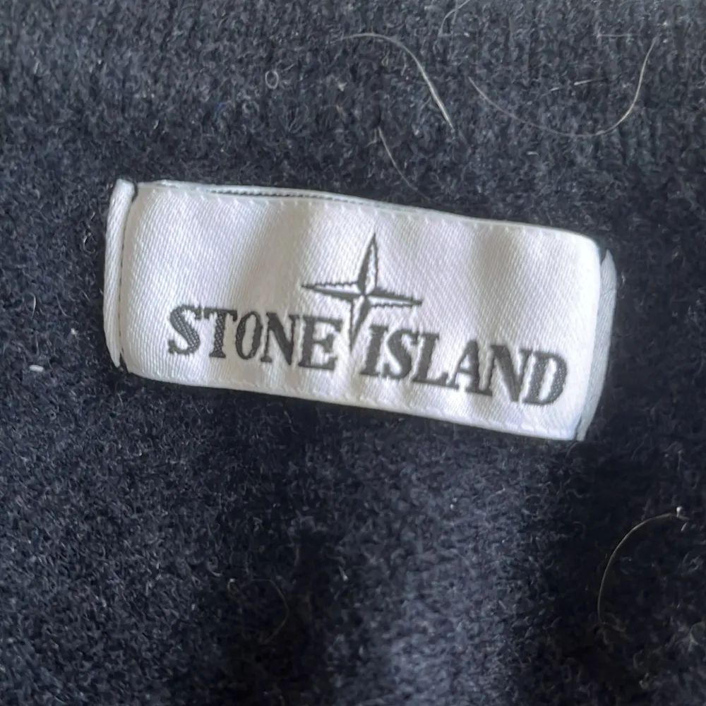 Säljer min Stone Island tröja som är i riktigt gott skick. Det var en medium som jag råka köra i tvätten så nu är den S/XS i passform.. Tröjor & Koftor.
