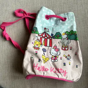 Supersöt ryggsäck i pastellfärger med Hello Kitty. Från H&M. Åtdragbara band som stänger stora facket. Storlek ca 31x24 cm. 