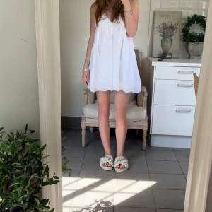 Vit zara klänning - Säljer min vita zara klänning i storlek M. Den här klänningen är helt perfekt till sommaren. Väldigt sval och luftig men samtidigt väldigt gullig för finare tillfällen 💗❤️ 