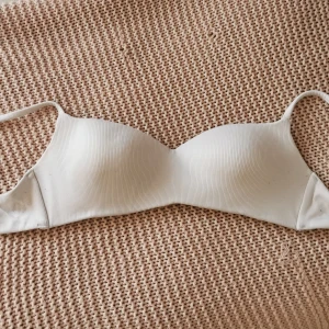 Vit BH - BH:n är i storlek 70C. Modellen täcker halva bröstet för att man ska kunna ha urringade tröjor 😋 och har en liten barnslig ritning på som min lillebror gjorde, men den syns inte när man har på sig den :) / Ingrid 💫