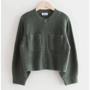 & Other stories kofta - Säljer denna jättefina kofta från & Other Stories, den är sparsamt använd så fortfarande väldigt bra skick. Lånade bilder av henne jag köpte den av💕 