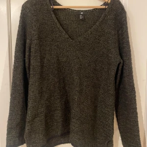 Stickad tröja  - Fin stickad fairycore tröja går jätte fint med ett linne under perfekt nu för våren. Inga defekter 