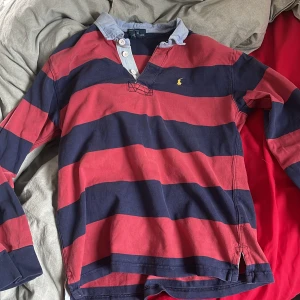 tröja med krage - tröja med krage från ralph lauren, från  barnavdelningen men passar storlek XS :) gott skick! 