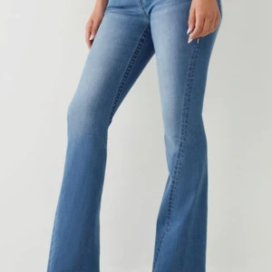 True religion Joey/w26 - Low Rise bootcut i modellen Joey från True Religion med vita sömmar. Använda endast några ggr då fel strlk 🥲snygg blå tvätt perfekt till våren och sommaren☀️