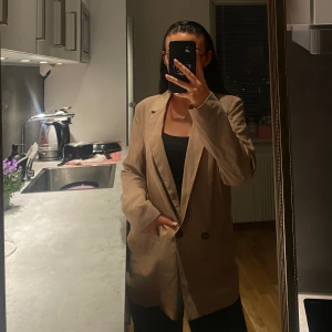 Beige kavaj - Väldigt fin oversized kavaj som tyvärr knappt kommit till användning!🤎