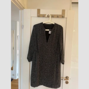 Oanvänd klänning  - Svart oanvänd klänning från Åhléns i storlek 40.   Klänningen har resår i ryggen så den sitter väldigt fint på!  