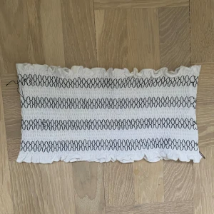 Bandeau topp Bik Bok - Smockad bandeau topp, perfekt till varma sommardagar eller påväg t stranden. Se bild 3 för lösa sömmar!