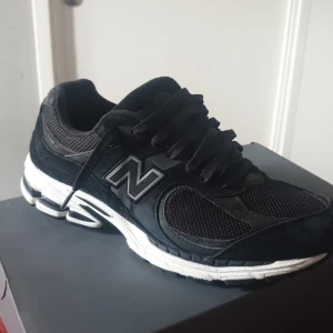 new balance 2002r - tja! säljer ett par new balance 2002r i storlek 44. Advänt max 3 gånger  dm för mer bilder/info!