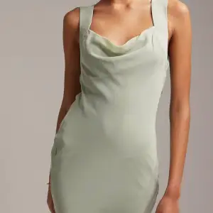 Någon som har denna klänning från asos i storlek 34?? 🤍🤍