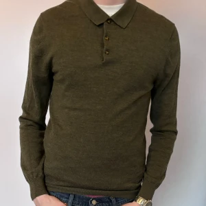 Jhon Henric tröja - Säljer nu min Jhon Henric tröja! Modellen är 181 cm och bär storlek M, men sitter som S. Tröjan är i ett mycket bra skick. Nypris 999kr. Mitt pris 300kr