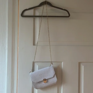 Väska  - Vit axelväska 