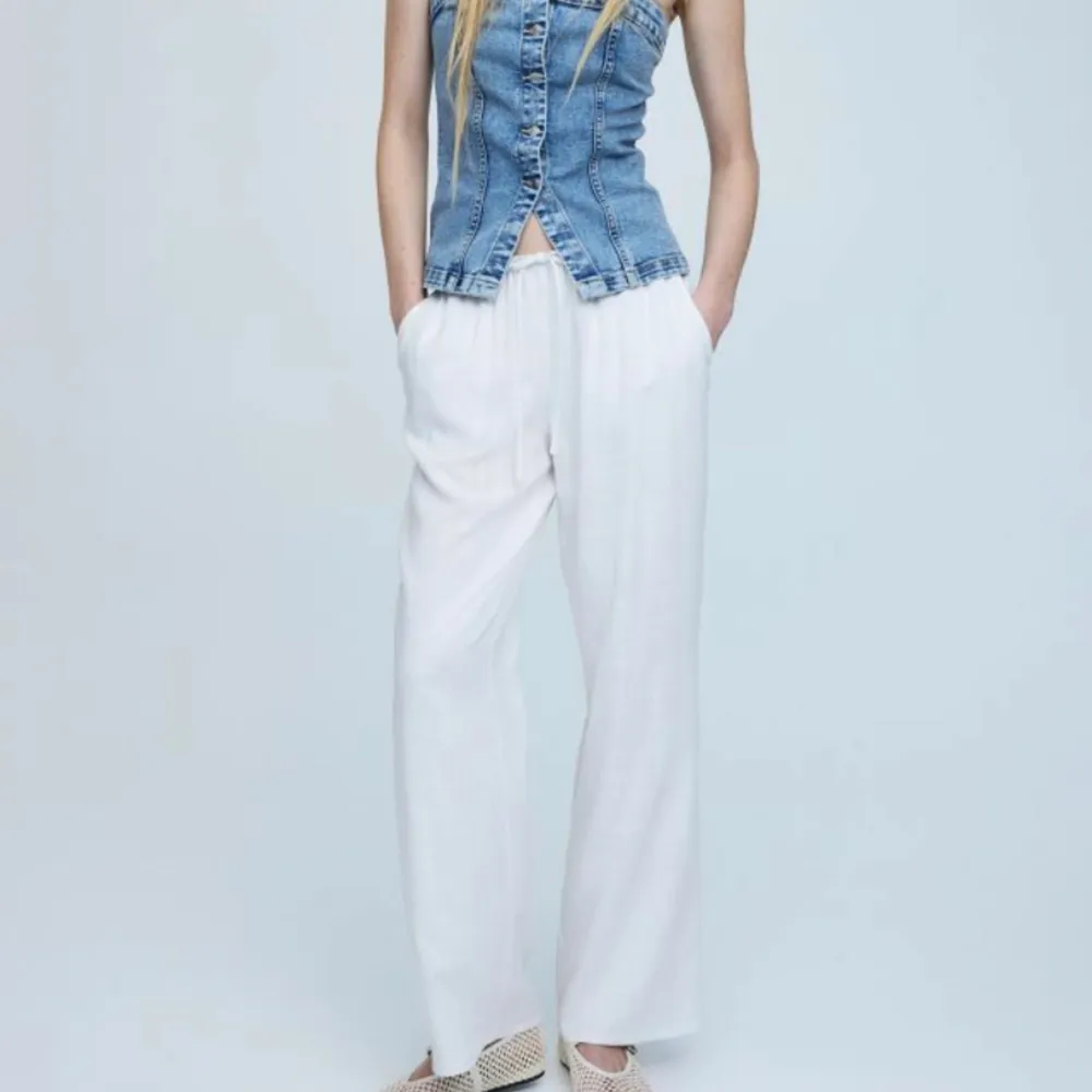 Säljer dessa super fina lågmidjade linnebyxorna från hm💓. Jeans & Byxor.