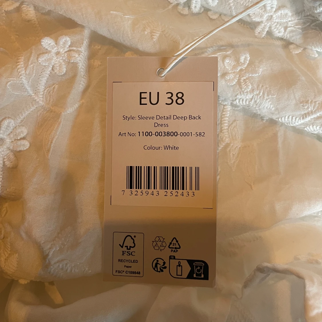 Slutsåld vit klänning från NA-KD - 91