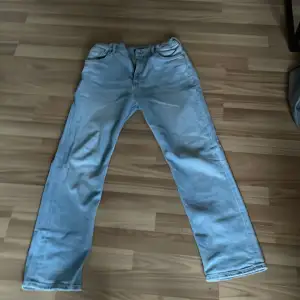 Fint skick på dessa gant jeans, knappt använda, storlek 158/164 Killen på bilden är 170 cm lång