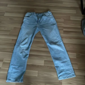 Ljusblå gant jeans - Fint skick på dessa gant jeans, knappt använda, storlek 158/164 Killen på bilden är 170 cm lång