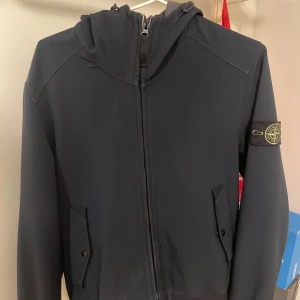 Stone Island Jacka - ✏️Stone Island jacka i strl. M. Perfekt till våren. Nypris 4500. Skriv om du har frågor eller för fler bilder!