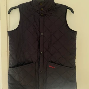 Barbour väst - Säljer min väst från märket barbour, den har aldrig användts utan bara provats så den är som sprillans ny. Storlek 14-15 år XXL men den passar om du har Xs-M då den är relativt lång.