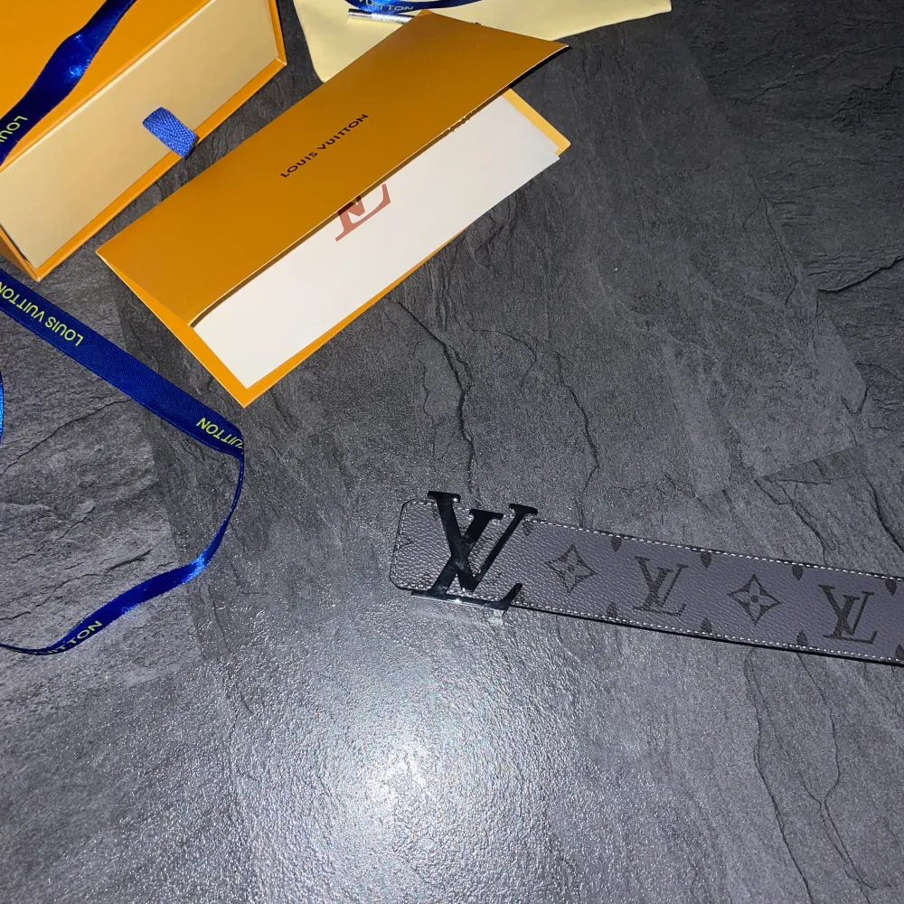 Louis Vuitton belt som är använt cirka 2 gånger   Kan sänka pris vid snabb affär! . Accessoarer.