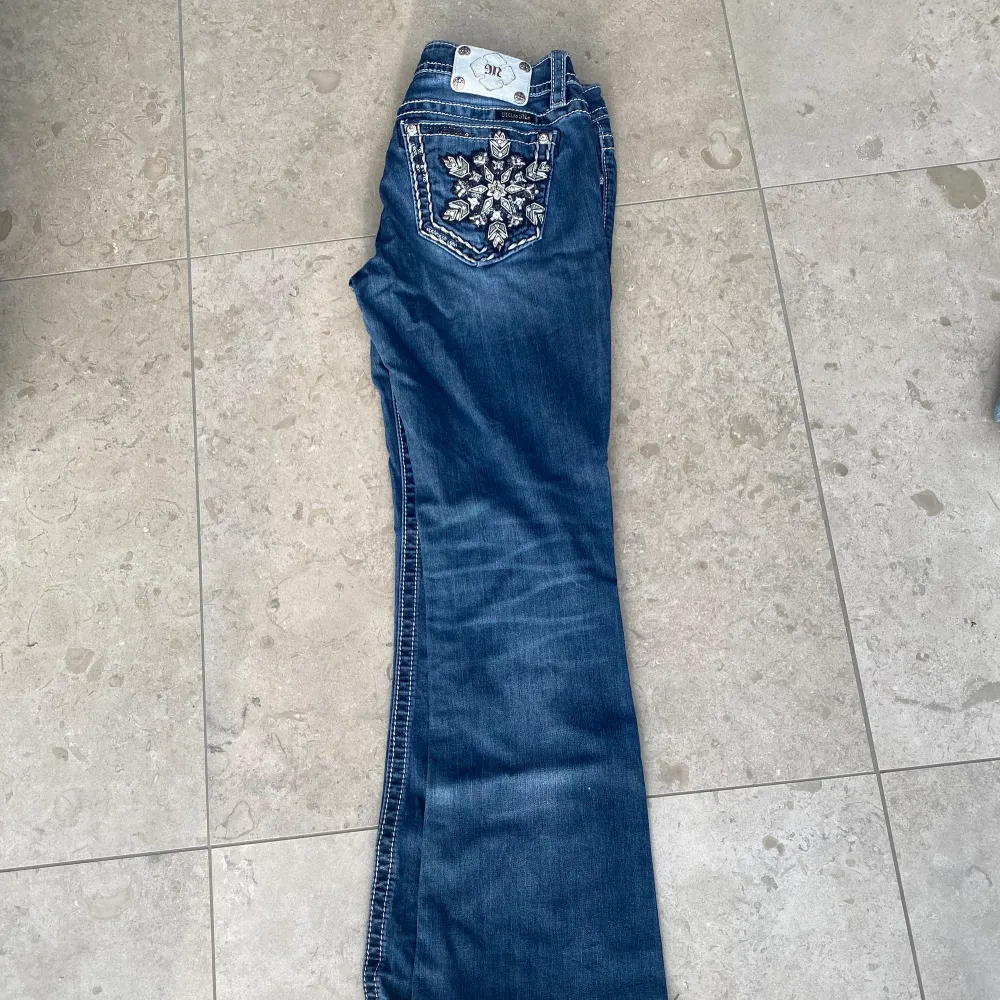 Säljer nu mina älskade miss me jeans💗Är lågmidjade och bootcut modell💕midjemått: 37cm, innebenslängd: 75 cm. Jeans & Byxor.