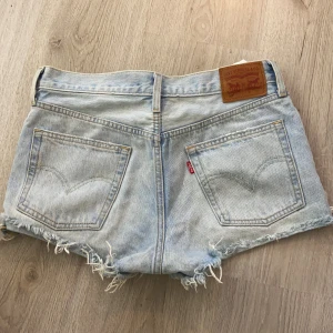 Levis shorts - Säljer vidare dessa Levis shortsen i w28💞💞 så snygga o fin färg men säljer vidare då de tyvärr var för stora för mig 💕