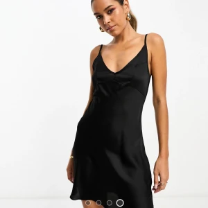 Svart kort klänning - Helt oanvänd svart klänning från Asos i storlek 38! Jättesnygg!