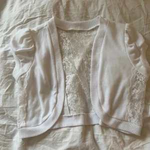 Söt bolero  - Fint skick, väldigt skönt material 🤍