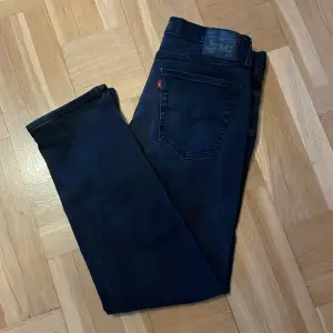 Svarta Levis jeans 541. Sparsamt använda.