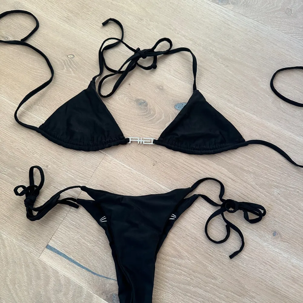 Bikini från I AM GIA. Säljer dp den nlivit för liten. Man kan vända ut och in på den så att den blir helsvart:). Övrigt.