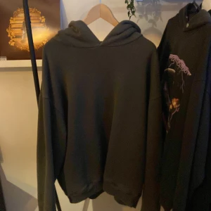 Yeezy season 6 hoodie - Yeezy hoodie oversized. Säljer då den inte använts på länge:)