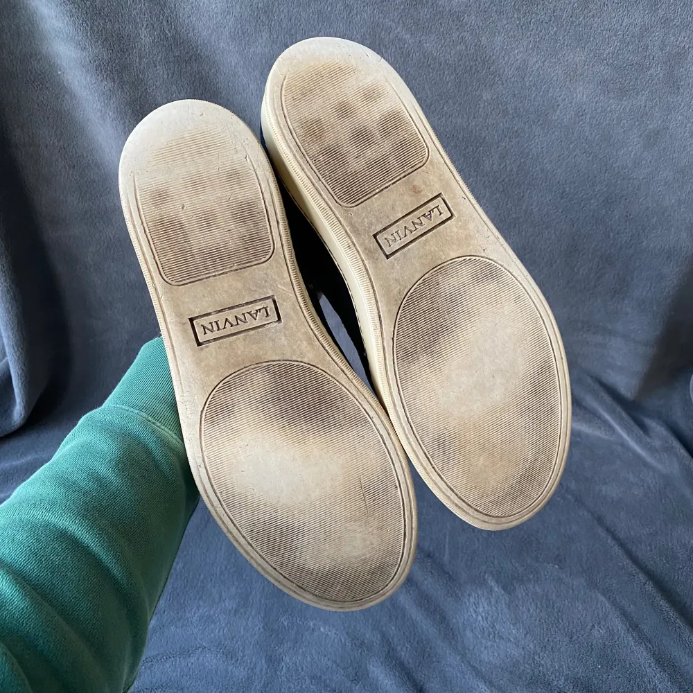 Lanvin skor i uk9/43 men lanvins sitter alltid en storlek större så de passar upp mot 44 | Ingår: endast skorna | marinblå färg. Skor.
