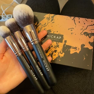 Hickap  - Aldrig använda! 🩷 Powder Deluxe- 159kr Round Kabuki- 129kr Multi Highlight- 79kr 