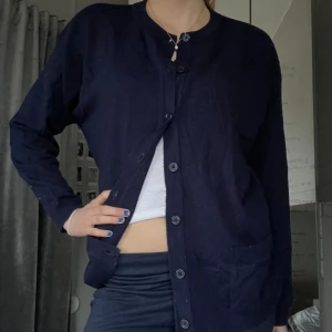 Kofta - Säljer denna super sköna, marinblåa kofta som tyvärr inte kommer till användning längre. Det är lite tecken på användning därav priset, men det är inget fel på den. Pris går att diskutera och skriv vid fler frågor!😊😊