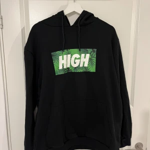 Svart Hoodie - Svart Hoodie med ordet ”High” i framsidan Regular Fit 