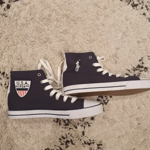 Ralph Lauren Skor  - Ralph Lauren Skor i storlek 40. Lite smutsiga där fram men det trorkar jag bort innan köp. Pros kan diskuteras. Hör av er för minsta lilla❤️