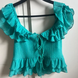 Fin blå topp - Kameran fångar inte riktigt upp den härliga färgen❤️ säljer pga använder inte