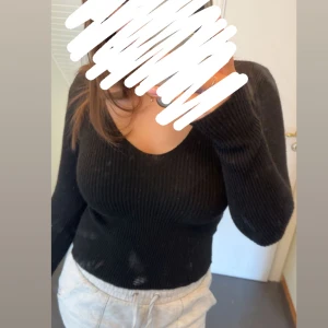 Stickad tröja - Svart stickad tröja. Skönt material och väldigt stretchig. Lite U ringad. Knappt använd. 