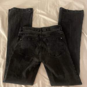 Low Rise jeans som jag har köpt här på plick men tyvärr var för korta för mig 🤍 Sista bilden är ifrån tjejen jag köpte av🤍 Innerbenslängden: 77cm🥰 Midjemåttet: 34cm rakt över 🥰