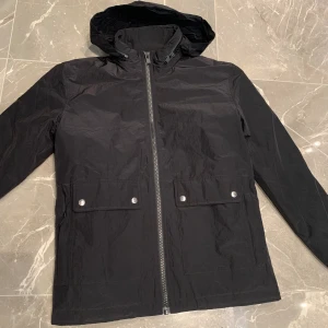 Zadig & Voltaire Jacka - Säljer en kvalitetsjacka/Vårjacka för endast en bråkdel av priset (4000 kr värde) då den är fel storlek och oanvänd. Perfekt skick!