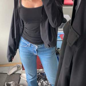 Säjer dessa jättefina lågmidjade jeans från levis💕💕Använd 4-5 gånger så de är som nya. Nypris 900kr