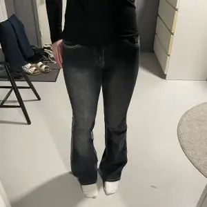 Superfina bootcut jeans med låg midja! Köpta på plick men säljer pga för små för mig. Storlek S men jag skulle säga XS/S. Kom med prisförslag!🥰